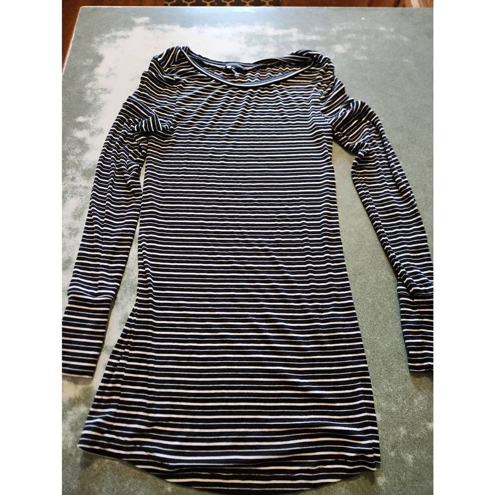 Universal standard, black/white stripes Foundation long sleeve crew neck tee sz